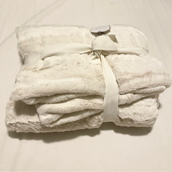 Indigo Cozy Cabin Faux Fur Throw 50” x 60” - Picture 7 of 16